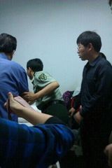组图：李双江赴医院探望被打伤者 称没有教育好儿子