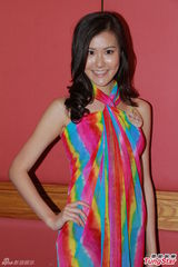 组图：港姐泳装秀事业线 罗紫君否认曾当舞小姐