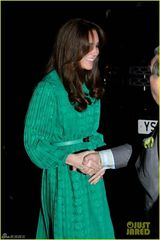 组图：凯特王妃百褶绿裙明艳 新发型显女人味