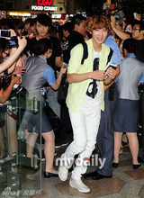 组图：f(x)等飞赴日本 东方神起遭围堵