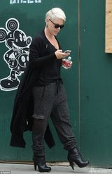 组图：Pink与老公街头亲昵 恩爱13年如胶似漆