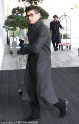 组图：吴奇隆灰色长款大衣亮相 戴眼镜气质斯文