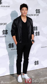 组图：少女时代成员等出席户外品牌展示会