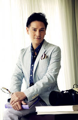 组图：丁子峻写真大片儒雅浅笑