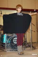 组图：容祖儿为个唱练团 青峰探班一脸睡意