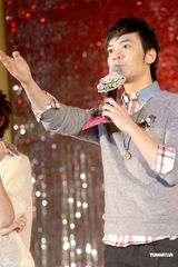 高清图：许飞为公益募捐眼镜框 呼吁为俞灏明祈福