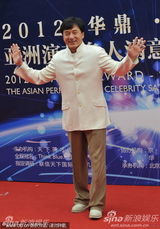 组图：成龙亮相华鼎盛典红毯笑容满面