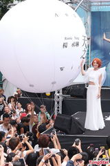 组图：杨丞琳签唱会砸百万 化身天使登场