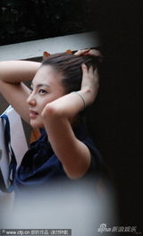 组图：张雨绮喝下午茶与头发“纠结”良久 