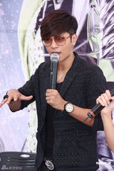 组图：罗志祥举行签唱会 发豪语称破纪录就全裸