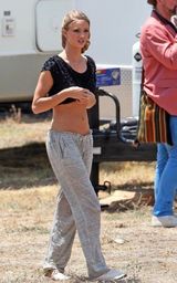 幻灯图集：《变形金刚3》新女星片场休闲不雅姿势