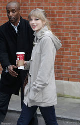 高清组图：泰勒-斯威夫特伦敦街拍马尾辫清新