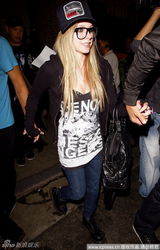 幻灯图：艾薇儿与男友感情亲密 布鲁迪纹身表真心