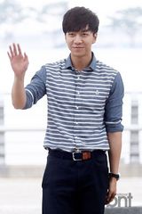 组图：李升基穿条纹衫现身机场飞泰国会粉丝