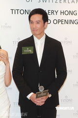 组图：陈豪携女友助阵商业活动 羞涩不敢牵女方手