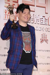 组图：林忆莲获最佳国语女歌手 常石磊代领