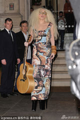 组图：Gaga怪人眼镜爆炸头抢镜 秀名画印花裙