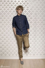 组图：刘力扬化身时尚买手 金发诠释风尚潮流