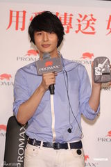 组图：严爵赠千万大礼为母庆生 另一半要孝顺