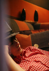 组图：李宇春英国旅行照曝光 阳光清新百变魅力