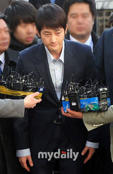 组图：朴施厚被控性侵后赴警署 坚称清白