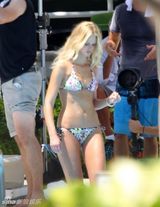 组图：莱奥纳多现任女友泳池边大秀比基尼