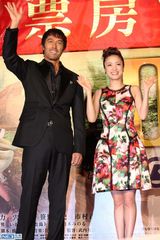 组图：阿部宽抵台谈翘臀羞涩 上户彩微笑打招呼