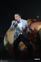 组图：黄伟文作品展落幕 陈奕迅何韵诗台上激吻