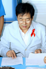 组图：王宝强成预防艾滋病关爱大使 回顾打工经历