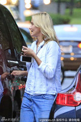 组图：卡梅隆-迪亚兹衬衫牛仔裤出街秀指环手机