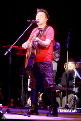 组图：黄家强为灾区同胞默哀 将在世博即兴表演 