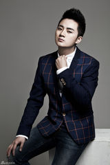 组图：余少群英伦造型 年代小生转型时尚新宠