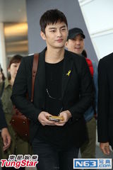 组图：韩星徐仁国首次赴台 帅气现身