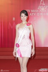 组图：尚格云顿助阵2012亚姐竞选赞佳丽优雅