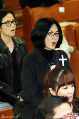 组图：台艺人徐风追思会 好友张菲余天现身致意