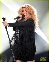 组图：佩里乐队激情出演 女主唱黑短裙秀美腿