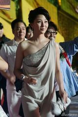 幻灯图集：殷桃妩媚亮相 优雅着装显知性魅力