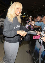 高清组图：蕾哈娜现身日本机场 灰衫搭配长裙