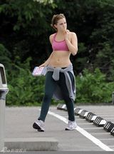 组图：艾玛-沃特森运动装扮亮相 小背心秀蛮腰