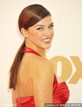 组图：艾美奖红毯 阿德琳妮-帕里奇高开叉秀美腿