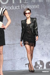 组图：应采儿蕾丝裙秀美腿 谈及婚姻一脸幸福 