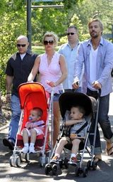 幻灯图集：布兰妮和男友携儿子出游 场面温馨