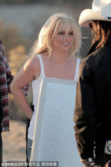 组图：布兰妮片场拍新曲MV 与年轻嫩模火辣舌吻