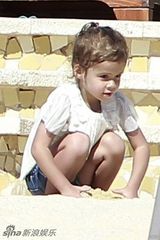 组图：杰西卡-阿尔芭携一双可爱女儿海滩玩耍