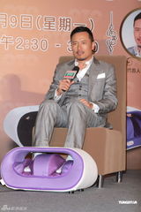 组图：苗侨伟赞黄日华女儿 弃股票改买黄金保值