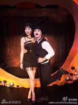 组图：甄子丹化身卓别林耍宝 爱妻变美艳舞娘