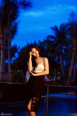 组图：柳岩锥胸装泳池玩热辣 轻咬手指性感俏皮