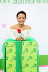 组图：王珞丹现身广州会粉丝 微博自嘲额头伤疤