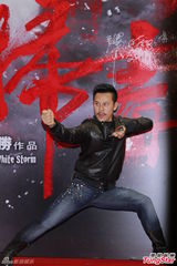 组图：张家辉不排斥床战Poy 亲自带老婆看片