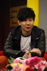 组图：林俊杰做客新浪聊天 吐舌卖萌酒窝俏皮